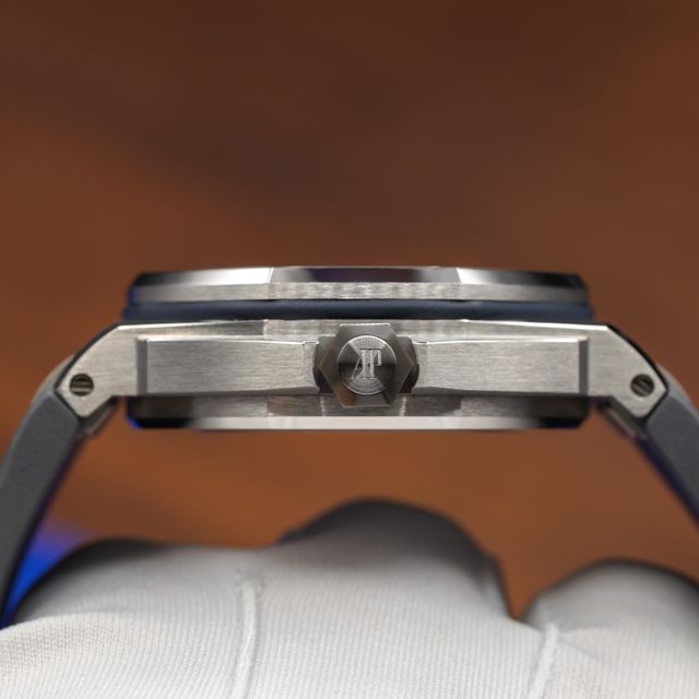 Audemars Piguet Royal Oak Offshore 15720ST.OO.A009CA.01 Image 2